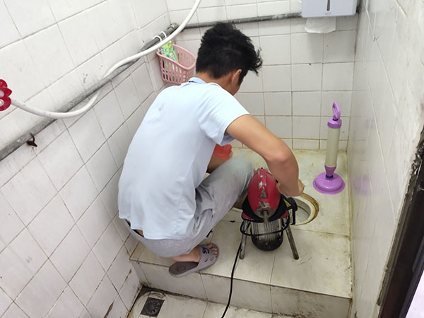 郁南管道堵塞冒臭气 专业师傅现场解决问题