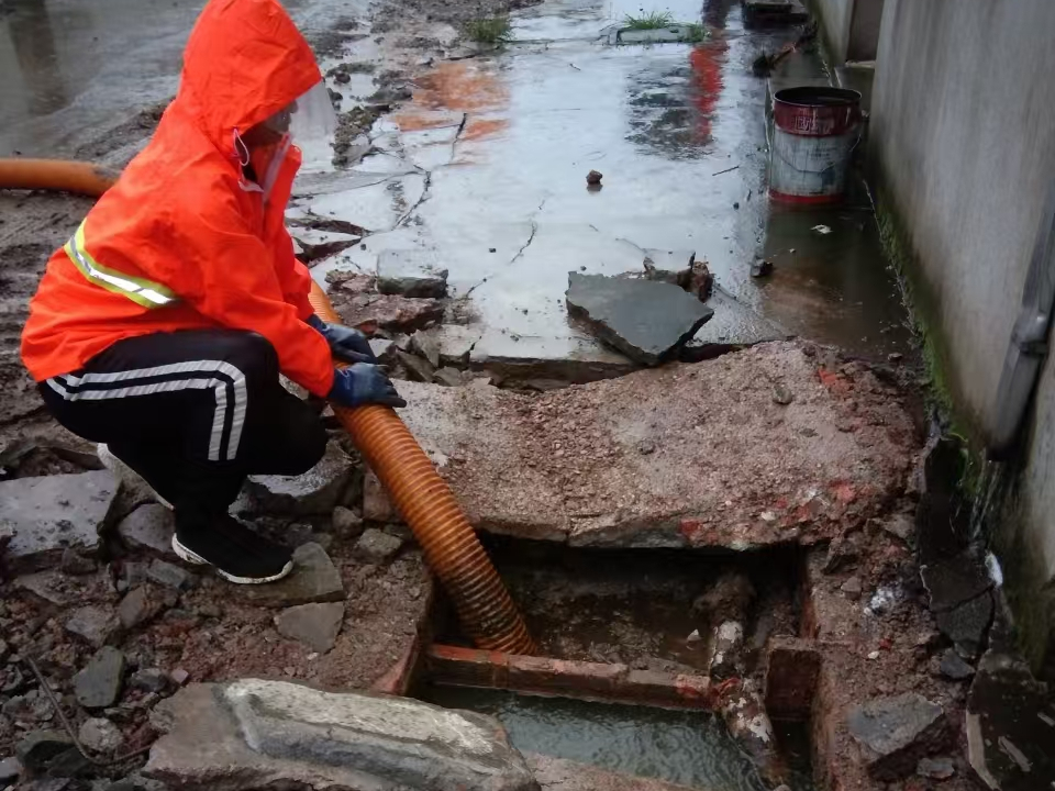 郁南专业清理污水池 炜誉市政以规范流程守护城市 “肠道”